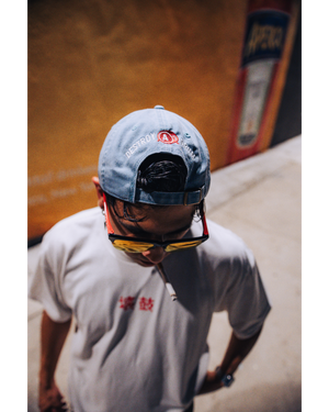 GORRA CON LOGO EN CAJA BORDADA