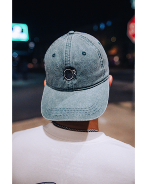 GORRA CON LOGO EN CAJA BORDADA