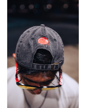 GORRA CON LOGO EN CAJA BORDADA