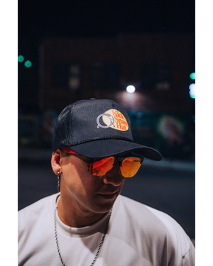 GORRA CON LOGO EN CAJA BORDADA