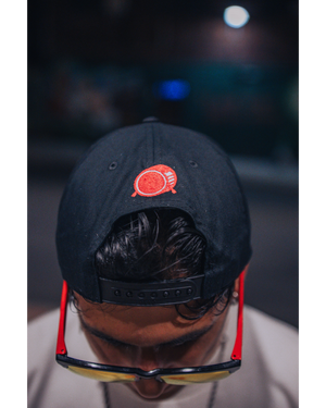 GORRA CON LOGO EN CAJA BORDADA