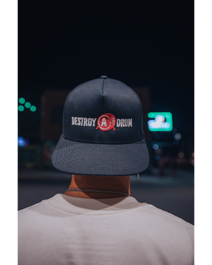 GORRA CON LOGO EN CAJA BORDADA