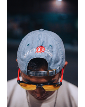 GORRA CON LOGO EN CAJA BORDADA