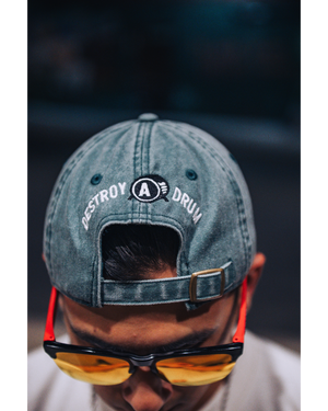 GORRA CON LOGO EN CAJA BORDADA