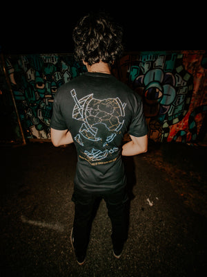 CAMISETA DEL ARTISTA CON LA FIRMA DE MATT GREINER