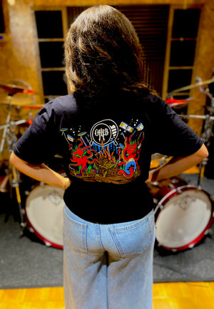 CAMISETA DEL ARTISTA CON LA FIRMA DE MATT GREINER